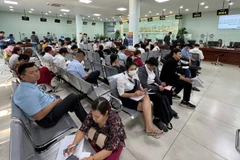 Người dân làm thủ tục hành chính tại văn phòng đăng ký đất đai. (Ảnh: ĐÌNH SƠN)