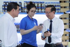 Các đại biểu tham quan các gian hàng tại sự kiện.