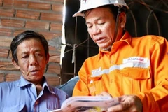 Công nhân ngành điện Thành phố Hồ Chí Minh tuyên truyền các biện pháp sử dụng điện an toàn cho người dân. 
