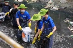 Các tình nguyện viên vớt rác dưới kênh sau lễ ra quân Chủ nhật xanh lần thứ 165- năm 2025.