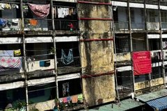 Hình ảnh xập xệ, xuống cấp tại chung cư Vĩnh Hội, phường Khánh Hội.