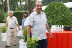 Người dân được tặng cây xanh khi tham gia ngày hội.