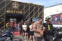Các đối tượng bị tạm giữ liên quan đến sử dụng trái phép ma túy tại quán bar Six T. (Ảnh: Công an cung cấp)