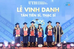 Phó Giáo sư, Tiến sĩ Nguyễn Xuân Phương, Hiệu trưởng nhà trường vinh danh các tân tiến sĩ, thạc sĩ, kỹ sư, cử nhân. (Ảnh: UTH)