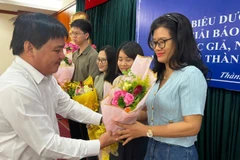 Nhà báo Lê Vũ Quý Hiền, Cơ quan đại diện Báo Nhân Dân tại khu vực miền nam nhận khen thưởng từ đại diện lãnh đạo cơ quan báo chí.