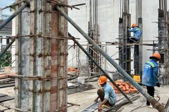 Công nhân đang thi công một công trình xây dựng trên địa bàn Thành phố Hồ Chí Minh. 