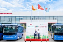 Đại diện hai doanh nghiệp làm lễ bàn giao xe thương hiệu Kim Long (Ảnh: Ban tổ chức cung cấp)
