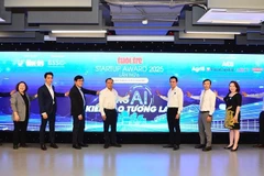 Các đại biểu thực hiện nghi thức khởi động chương trình Tuổi trẻ startup award 2025.
