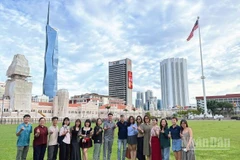 Du khách Việt tham quan quảng trường Merdeka, với tòa tháp Merdeka 118 tầng, có biểu tượng độc lập của Malaysia.