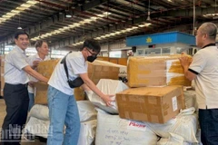 Hãng hàng không Vietnam Airlines tiếp tục triển khai chương trình tiếp nhận và vận chuyển miễn phí hàng hóa hỗ trợ vùng lũ lụt trên các chuyến bay.