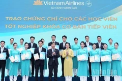 Khoảnh khắc trao chứng chỉ tốt nghiệp khóa tiếp viên cơ bản-một điểm nhấn trong chương trình của Ngày hội, thể hiện nỗ lực của Vietnam Airlines trong đào tạo nguồn nhân lực chất lượng cao. 