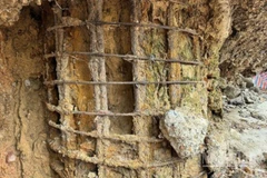 Nhiều cọc bê-tông trụ cầu Sông Lô bị lộ cốt thép, mất hoàn toàn lớp bê-tông bảo vệ.