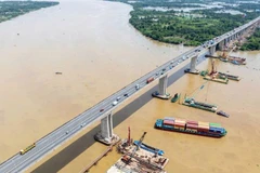 Do vướng mặt bằng, nhà thầu chủ yếu tập trung máy móc thi công ở khu vực cầu Long Thành.