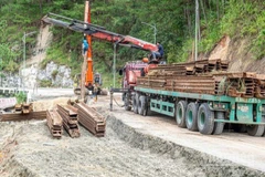 Trong ngày hôm nay 24/11, đơn vị thi công sẽ phấn đấu hoàn thành cơ bản phần ép cừ, lắp hàng rào tôn và biển báo.