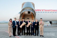 Đại diện lãnh đạo hãng SPA chào đón chiếc máy bay thứ tư gia nhập đội bay của hãng.