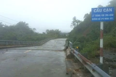 Cầu cạn Km396+050 trên đường Hồ Chí Minh nhánh tây do mưa lũ cực lớn đã bị nghiêng gần 1m, không bảo đảm an toàn lưu thông.