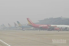 Sáng sớm 27/1, khu vực sân bay Nội Bài sương mù dày đặc, ảnh hưởng khai thác, nhiều chuyến bay buộc phải dừng khai thác, thay đổi giờ cất-hạ cánh.