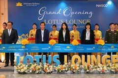 Các đại biểu cắt băng khai trương Phòng khách Bông Sen mới tại Nhà ga T2, Cảng Hàng không quốc tế Nội Bài.