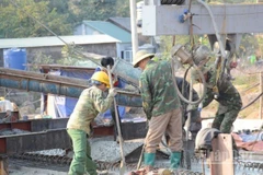 Cán bộ, công nhân Công ty Công ty cổ phần Đầu tư và xây dựng giao thông Phương Thành triển khai đúc dầm cầu Khuổi Quận bắc qua sông Cầu.