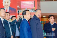 Ông Hồ Minh Hoàng, Chủ tịch Tập đoàn Đèo Cả báo cáo với Tổng Bí thư Tô Lâm và đoàn đại biểu tại triển lãm 10 sự kiện nổi bật tỉnh Cao Bằng.