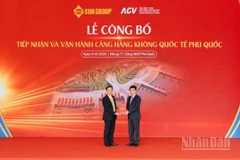 Đại diện Công ty cổ phần Cảng hàng không Mặt trời (SAC, đơn vị thành viên thuộc Tập đoàn Sun Group), chính thức đón nhận Giấy phép kinh doanh Cảng hàng không từ Thứ trưởng Xây dựng Lê Anh Tuấn.