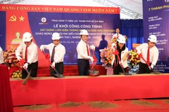 Đại diện các đơn vị, địa phương thực hiện nghi thức khởi công công trình.