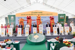 Các đại biểu nhấn nút khánh thành Nhà máy Chế biến Nông sản và Thực phẩm Bà Tư Bình Phước (Ảnh: BÙI DUYÊN)