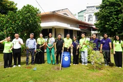 Đại diện các đơn vị, tổ chức trồng tre tại Làng Trẻ em SOS Việt Nam.