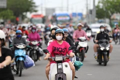 Mũ bảo hiểm là vật dụng quan trọng giúp bảo vệ tính mạng của người dân khi tham gia giao thông bằng xe máy.