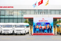 Đại diện Kim Long motor Huế trao xe đến các khách hàng tham gia chương trình (Ảnh: Kim Long)