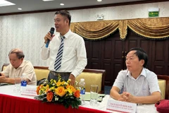 Các đại biểu chủ tọa trao đổi ý kiến với các đại biểu dự tọa đàm.