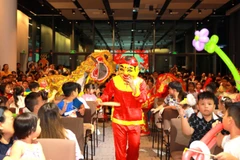 Các trẻ em vui Tết Trung thu. 