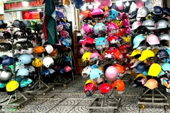 Một cửa hàng bán mũ bảo hiểm trên đường Xô Viết Nghệ Tĩnh.