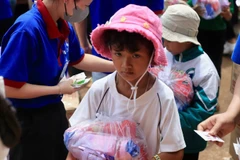 Một em bé nhận quà Trung thu tại chương trình. (Ảnh: ĐỨC NGUYỄN)