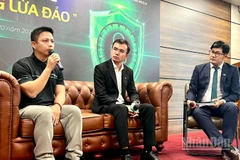 Chuyên gia an ninh mạng Ngô Minh Hiếu và các đại biểu chia sẻ thông tin về thực trạng, giải pháp phòng, chống lừa đảo công nghệ cao. 