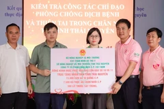 Đại diện Cục Chăn nuôi và Thú y và đại diện C.P. Việt Nam trao hỗ trợ cho người dân tỉnh Thái Nguyên gặp thiên tai, bão lũ. 