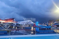 Với thông điệp “Cùng non sông cất cánh”, không gian được thiết kế như một chuyến bay trải nghiệm, tái hiện 30 năm hình thành và phát triển của Hãng hàng không quốc gia Việt Nam.