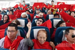 Hình ảnh toàn cảnh cabin rực rỡ sắc đỏ và không khí đoàn kết, tự hào - dấu ấn khó quên của hành trình đặc biệt.