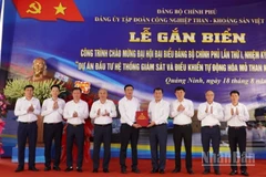 Đồng chí Nguyễn Đức Phong, Phó Bí thư Đảng ủy Chính phủ trao Quyết định và Chứng nhận công trình chào mừng Đại hội đại biểu Đảng bộ Chính phủ lần thứ I, nhiệm kỳ 2025-2030 cho lãnh đạo Đảng ủy Công ty Than Khe Chàm.