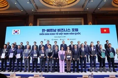 Ông Đặng Ngọc Hòa, Chủ tịch Hội đồng quản trị Vietnam Airlines cùng SaigonTourist trao biên bản hợp tác với KTO và Hanatour trong lĩnh vực hợp tác phát triển du lịch.