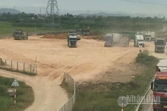 Thi công san nền tại Trạm dừng nghỉ Nghi Sơn-Diễn Châu trên tuyến cao tốc bắc-nam.