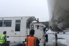 Xe cứu thương chuyên dụng tiếp cận máy bay Vietnam Airlines để chuyển khách.