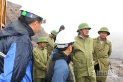 Tổng Giám đốc TKV Vũ Anh Tuấn (thứ 2 từ phải sang) kiểm tra công tác ứng phó bão số 3 tại các đơn vị khai thác than vùng Quảng Ninh.