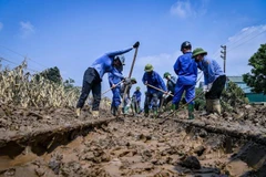 Cán bộ, công nhân ngành đường sắt dọn dẹp đất đá vùi lấp đường sắt sau 1 trận lũ quét.