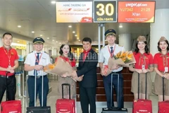 Lãnh đạo Vietjet chào mừng hành khách trên đường bay mới Hà Nội-Tây An.