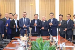Bộ trưởng Xây dựng Trần Hồng Minh làm việc với Đại sứ Vương quốc Anh tại Việt Nam Iain Frew nhằm tăng cường hợp tác trong lĩnh vực đường sắt, hàng không giữa hai nước.
