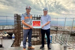 Tổng Giám đốc VATM Nguyễn Công Long tặng quà cho đại diện doanh nghiệp thi công.
