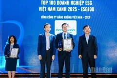 Tiến sĩ Võ Trí Thành, Giáo sư, Tiến sĩ Trần Thọ Đạt trao giải Tốp 100 ESG Việt Nam Xanh 2025 cho đại diện Vietnam Airlines.