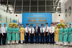Phi hành đoàn của chuyến bay khai trương Hà Nội-Milan.