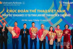 Đại diện Vietnam Airlines tặng hoa chúc mừng và động viên các vận động viên tại lễ tiễn đoàn trước giờ khởi hành tham dự SEA Games 33 tại Thái Lan.